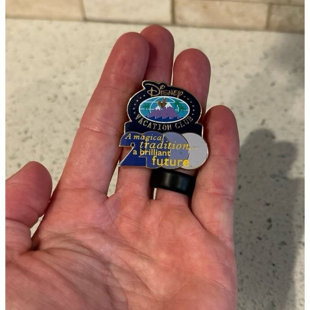 Walt Disney World Pin - Disney Vacation‎ Club - 2000 - A Magical Tradition